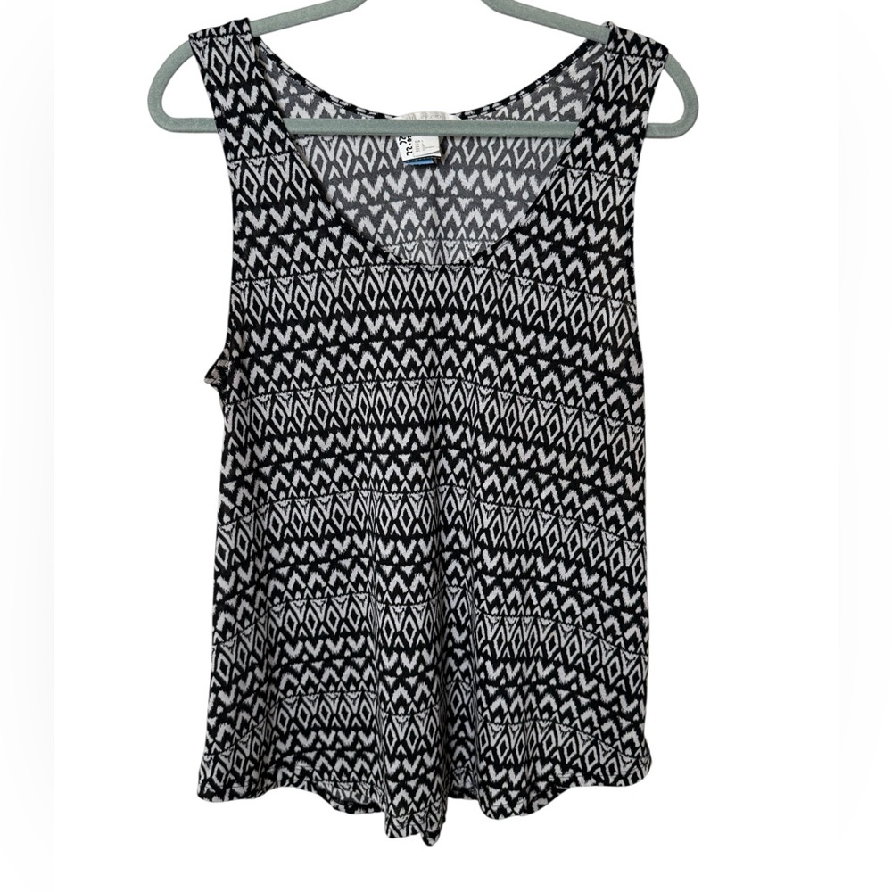 🌺 H&M Black and White Patterned Tank Top